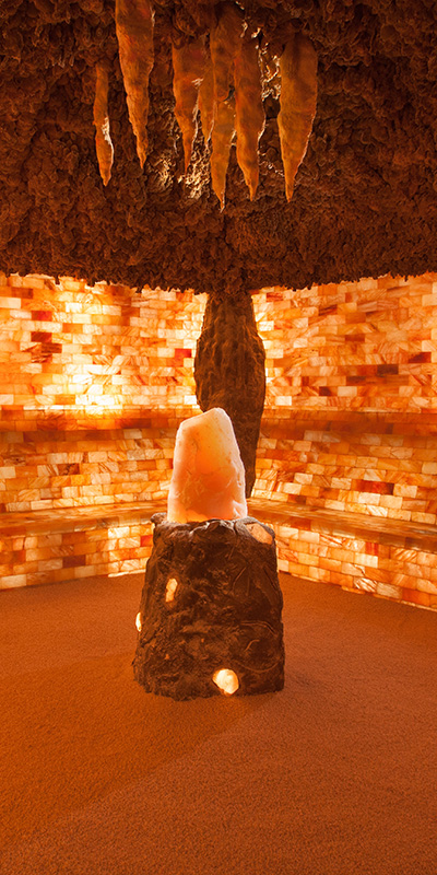 Imagen icónica de la relajante Cueva de Sal del Himalaya del Om Spa Costa Meloneras by Lopesan en Gran Canaria 